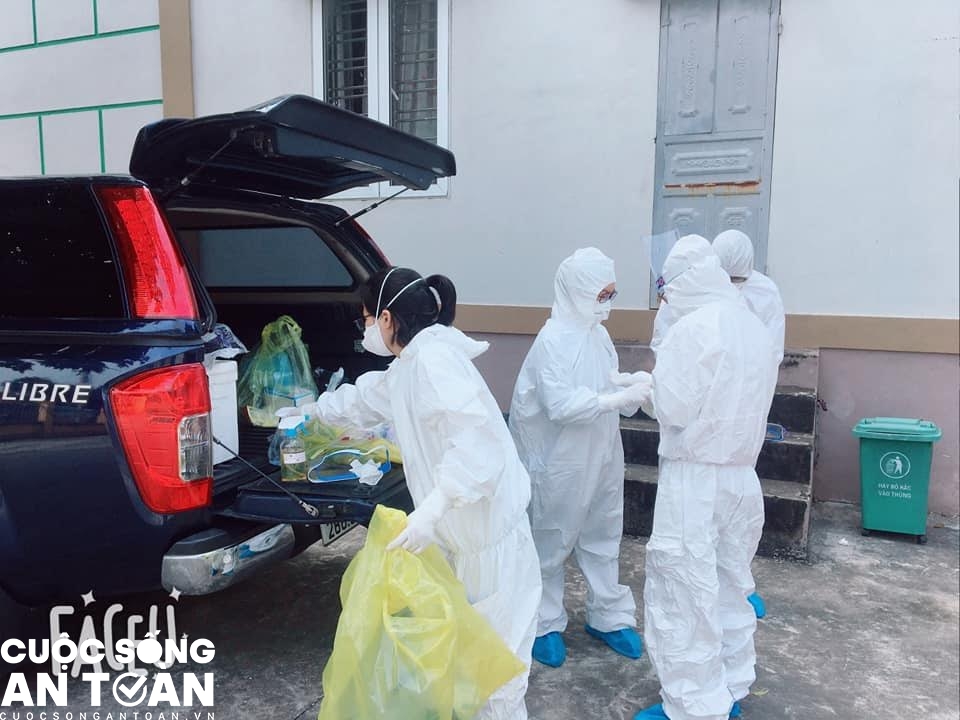 Những hình ảnh xúc động về các nữ y bác sĩ nơi tâm dịch