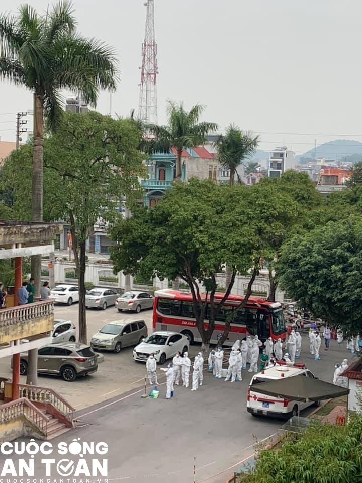 Những hình ảnh xúc động về các nữ y bác sĩ nơi tâm dịch