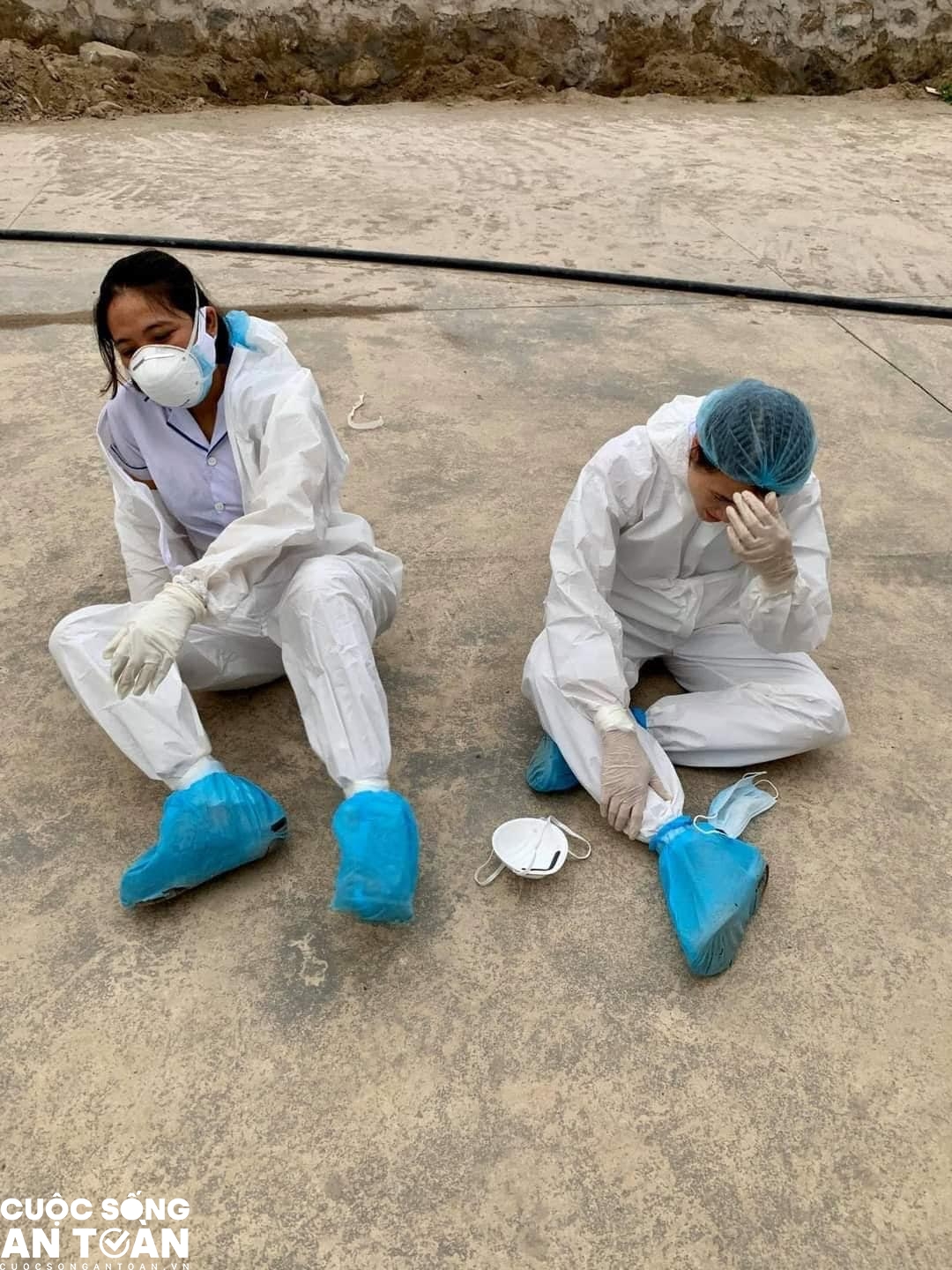 Những hình ảnh xúc động về các nữ y bác sĩ nơi tâm dịch