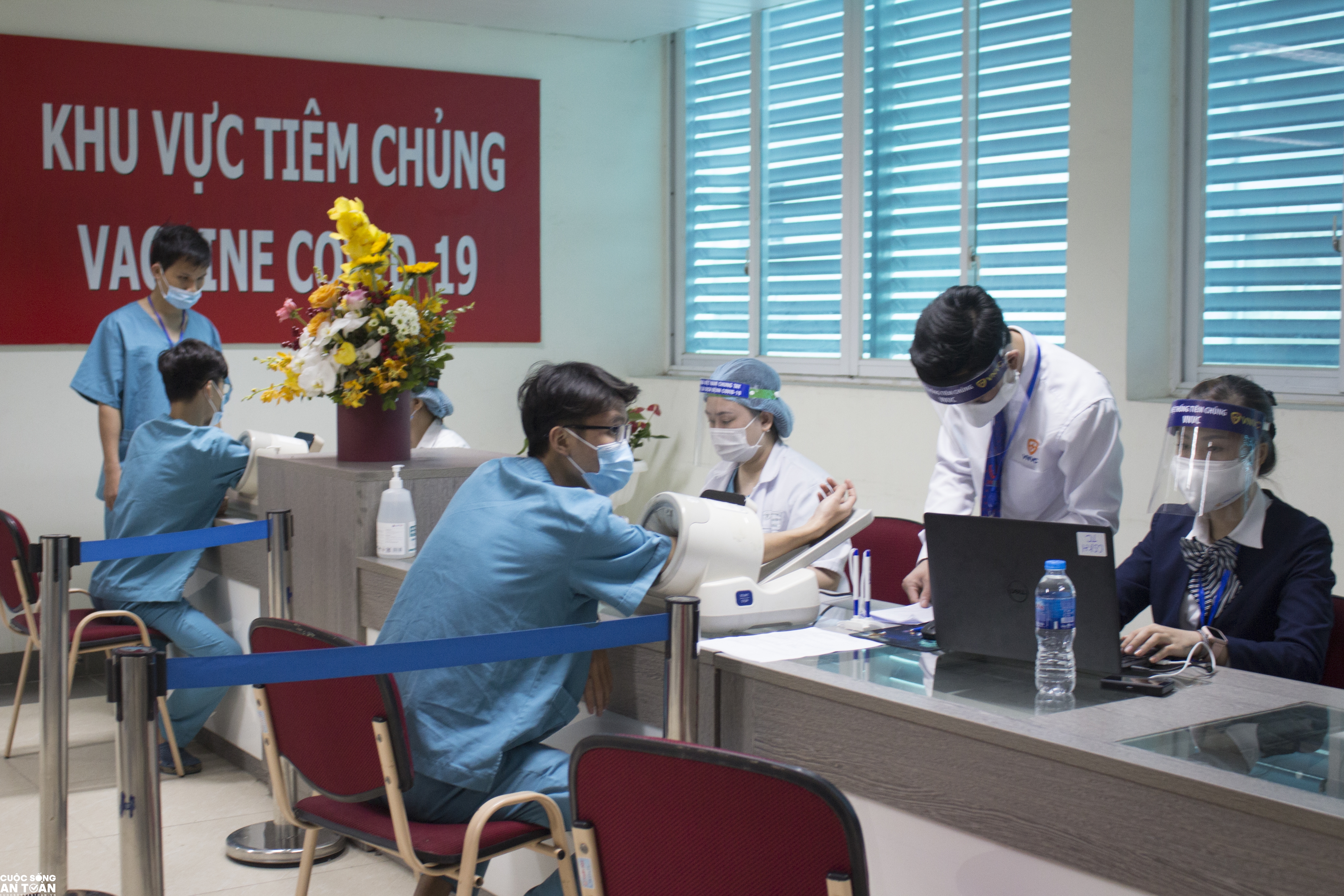 Tiêm chủng Vaccine COVID-19 ở Việt Nam: Yên tâm và Tin tưởng Tiêm chủng Vaccine COVID-19 ở Việt Nam: Yên tâm và Tin tưởng