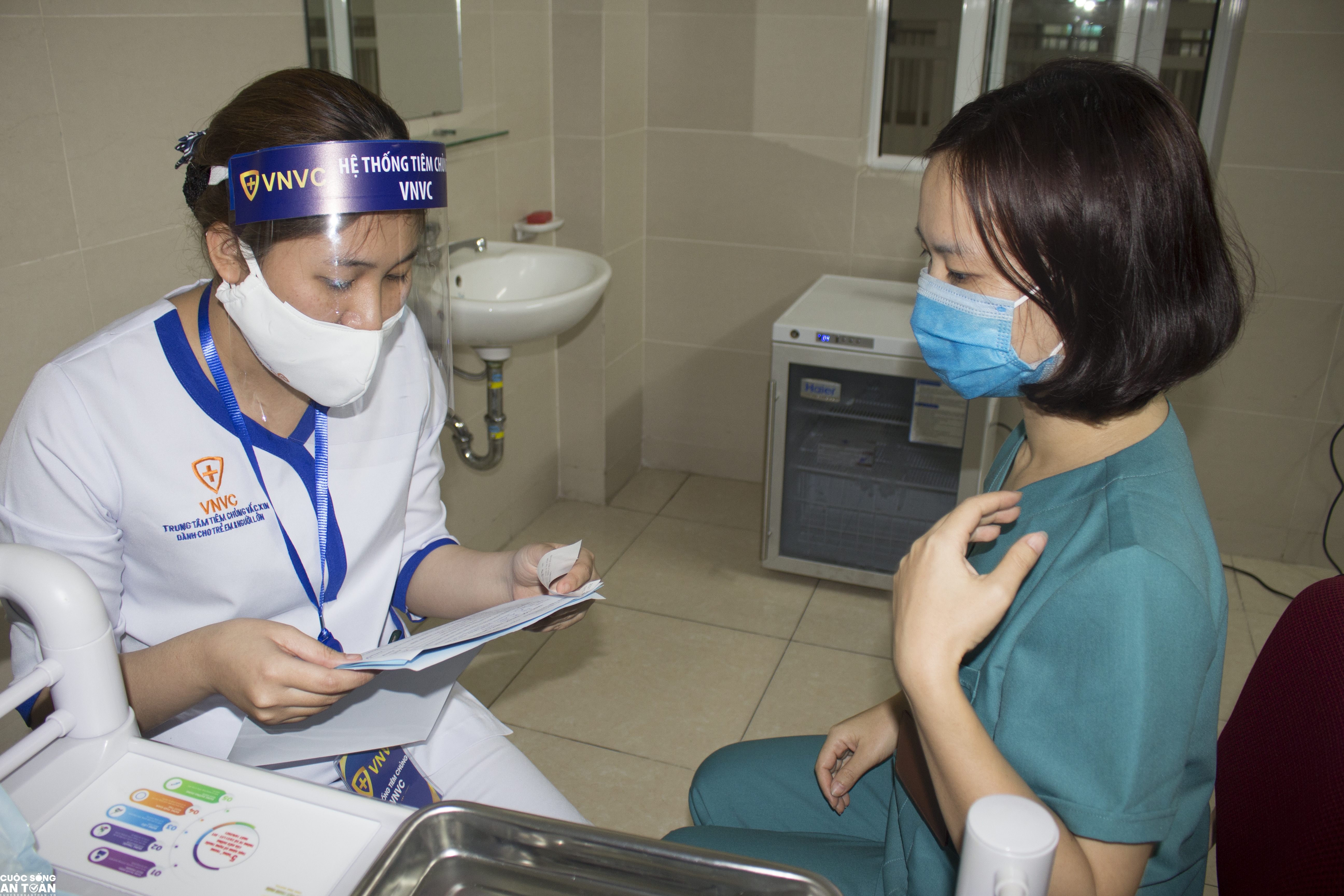 Tiêm chủng Vaccine COVID-19 ở Việt Nam: Yên tâm và Tin tưởng Tiêm chủng Vaccine COVID-19 ở Việt Nam: Yên tâm và Tin tưởng