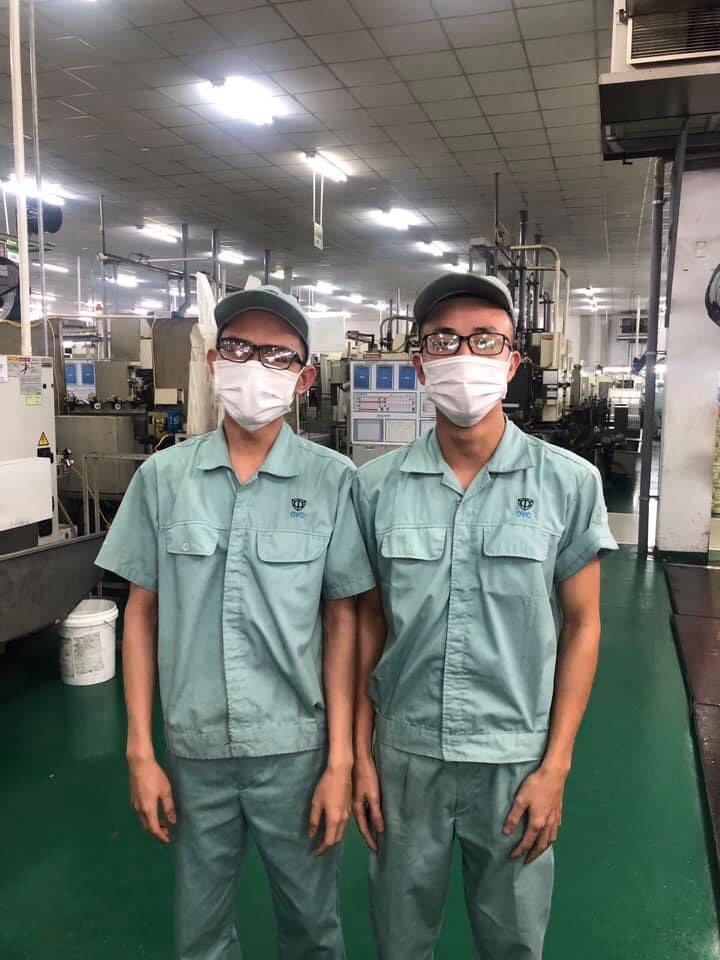 Công nhân háo hức "khoe" đồng phục "ngành" Công nhân háo hức "khoe" đồng phục "ngành"