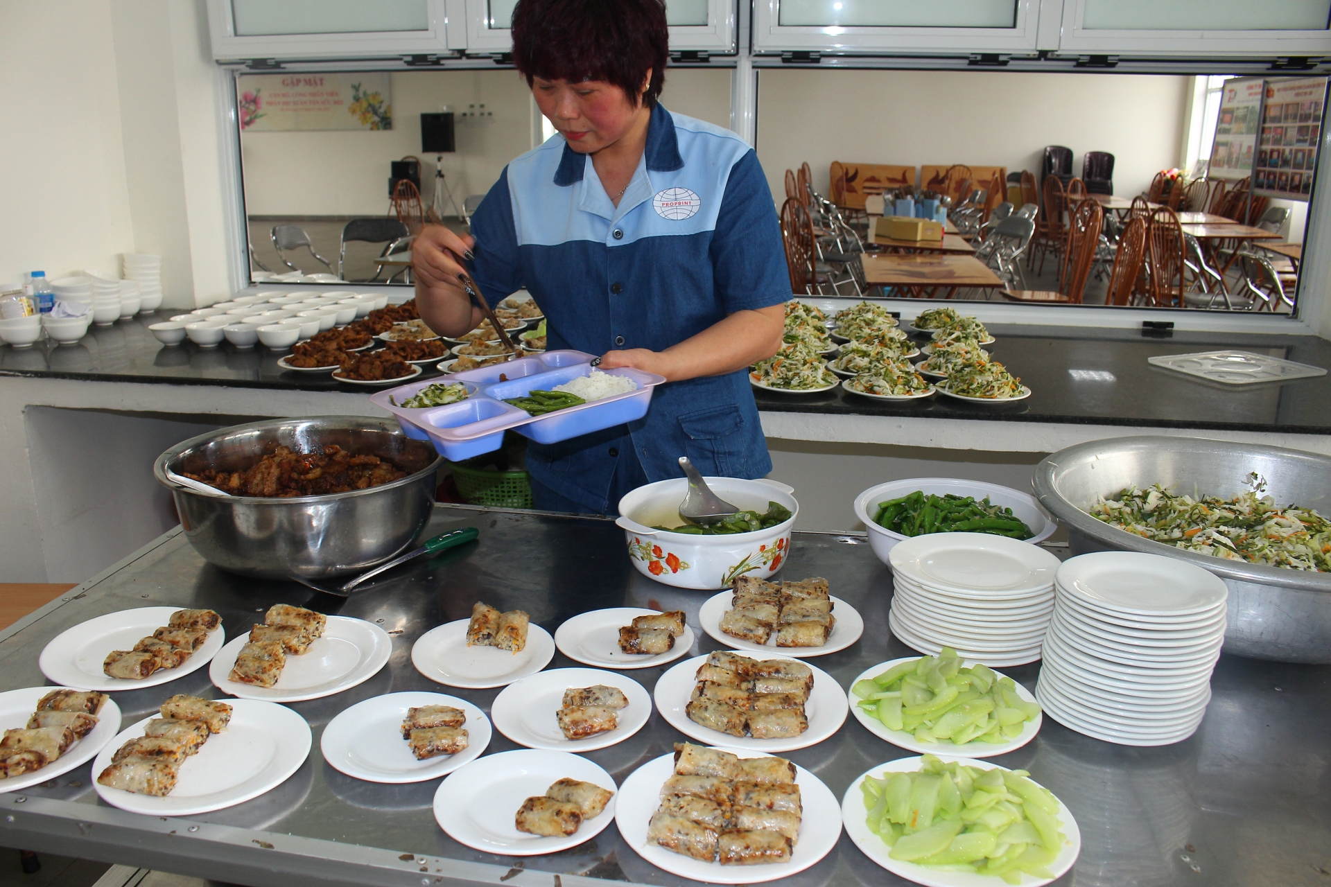 Cơm công nhân như cơm nhà