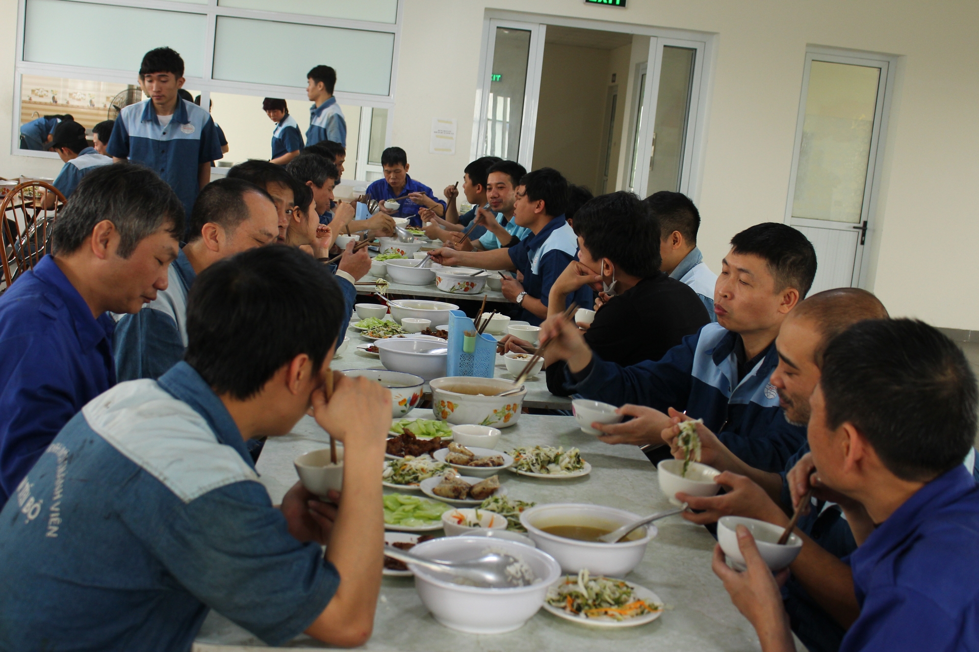 Cơm công nhân như cơm nhà