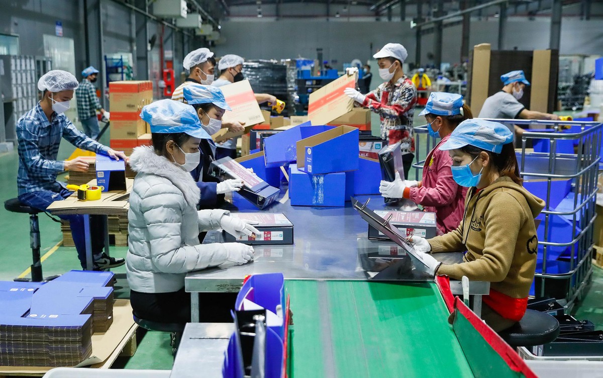 Lương tăng nhưng công nhân lo giảm phụ cấp Nhiều lao động lo lắng chế độ quyền lợi bị giảm sau tăng lương. (Ảnh minh họa)