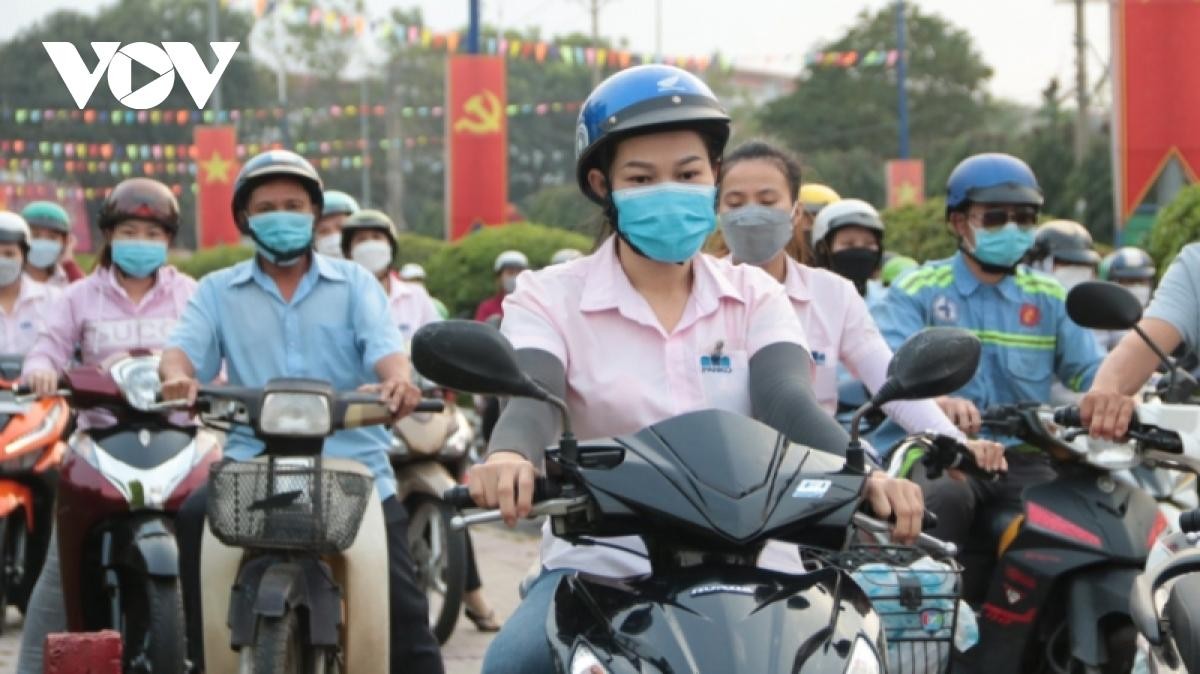 Đừng để công nhân Công nhân mong mỏi từng ngày được nhận hỗ trợ.