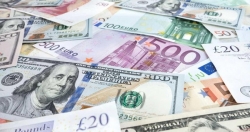 Đồng USD “sượt qua” Euro lần đầu tiên sau 20 năm