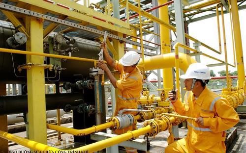 Người lao động vận h&agrave;nh c&ocirc;ng tr&igrave;nh kh&iacute; l&agrave;m việc tối đa 12 giờ/ng&agrave;y