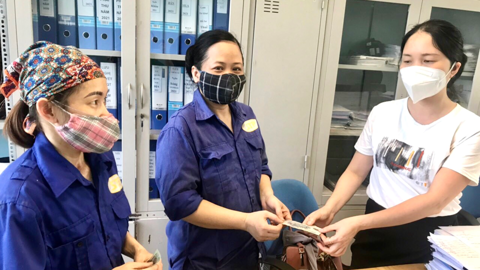 Hỗ trợ tiền thuê nhà cho người lao động: Gian nan về đích Người lao động đang làm việc tại Công ty CP Công nghiệp thương mại Sông Đà (TP.Hà Nội) vui mừng khi được nhận kinh phí hỗ trợ tiền thuê nhà tháng 4/2022. Ảnh: Trần Oanh