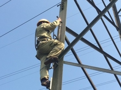 “Lính truyền tải” thầm lặng giữa cái nóng 40 độ C giữ dòng điện thông suốt