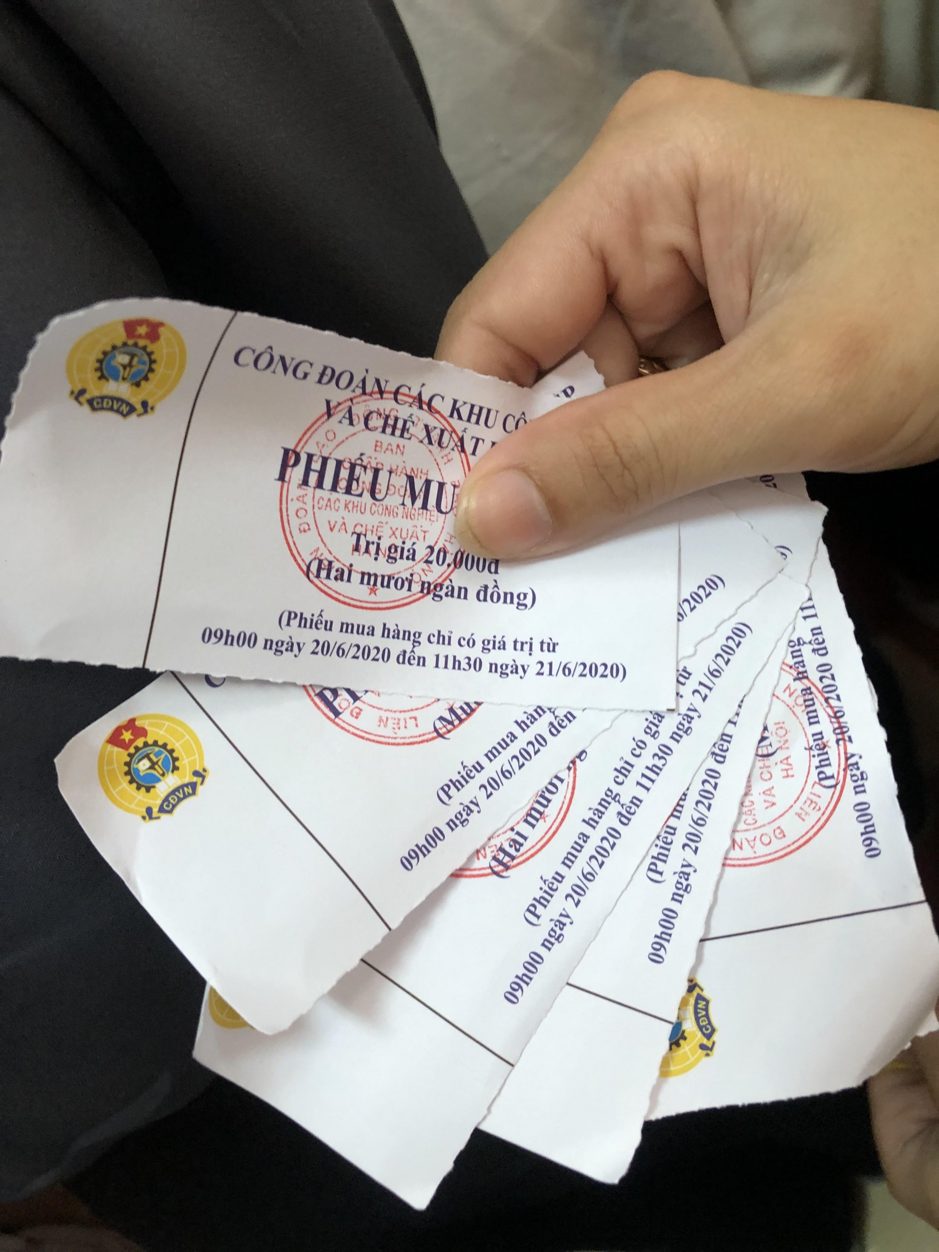 Công nhân lao động phấn khởi mua sắm tại Siêu thị 0 đồng cong nhan lao dong phan khoi mua sam tai sieu thi 0 dong