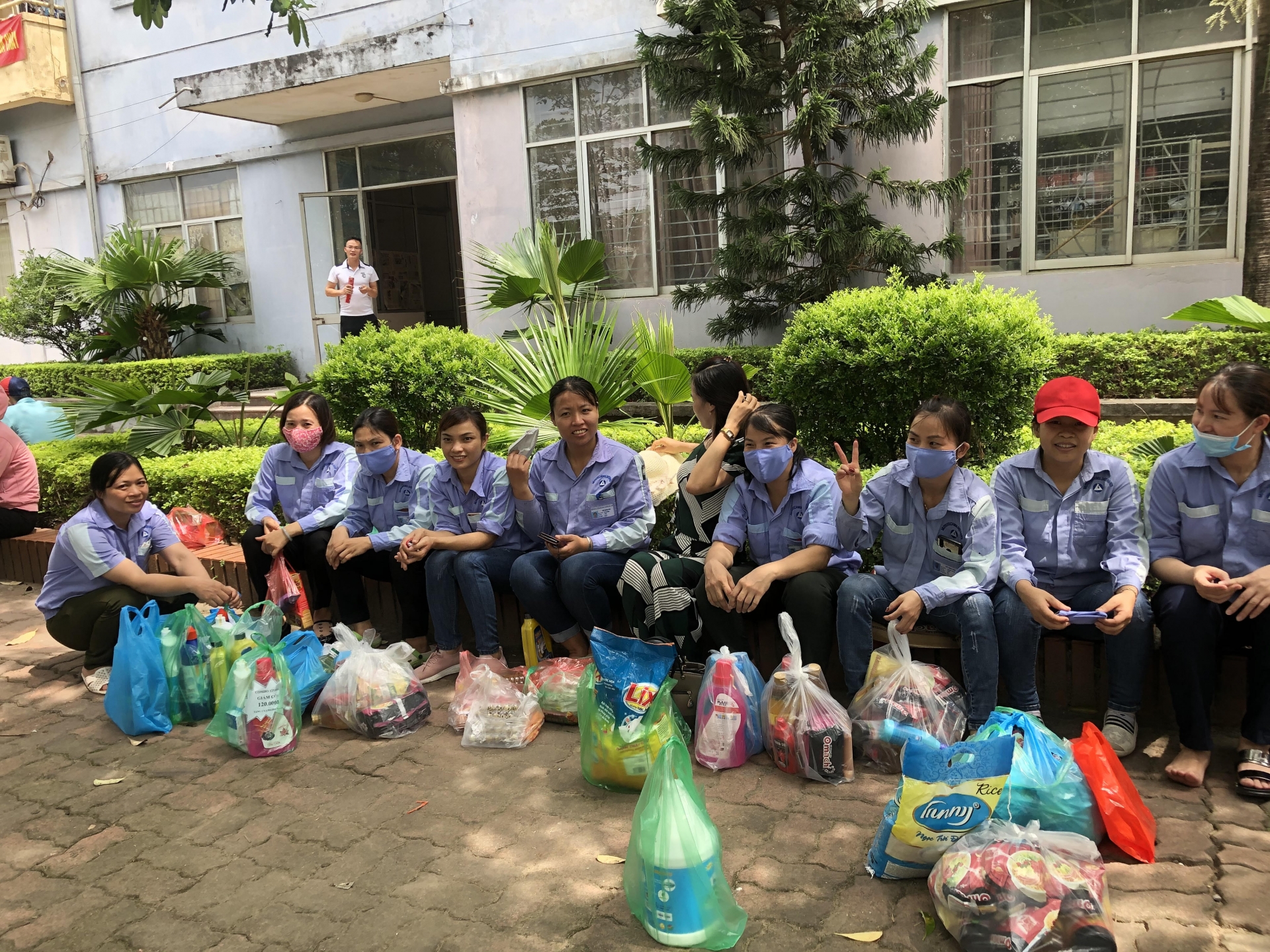 Công nhân lao động phấn khởi mua sắm tại Siêu thị 0 đồng cong nhan lao dong phan khoi mua sam tai sieu thi 0 dong