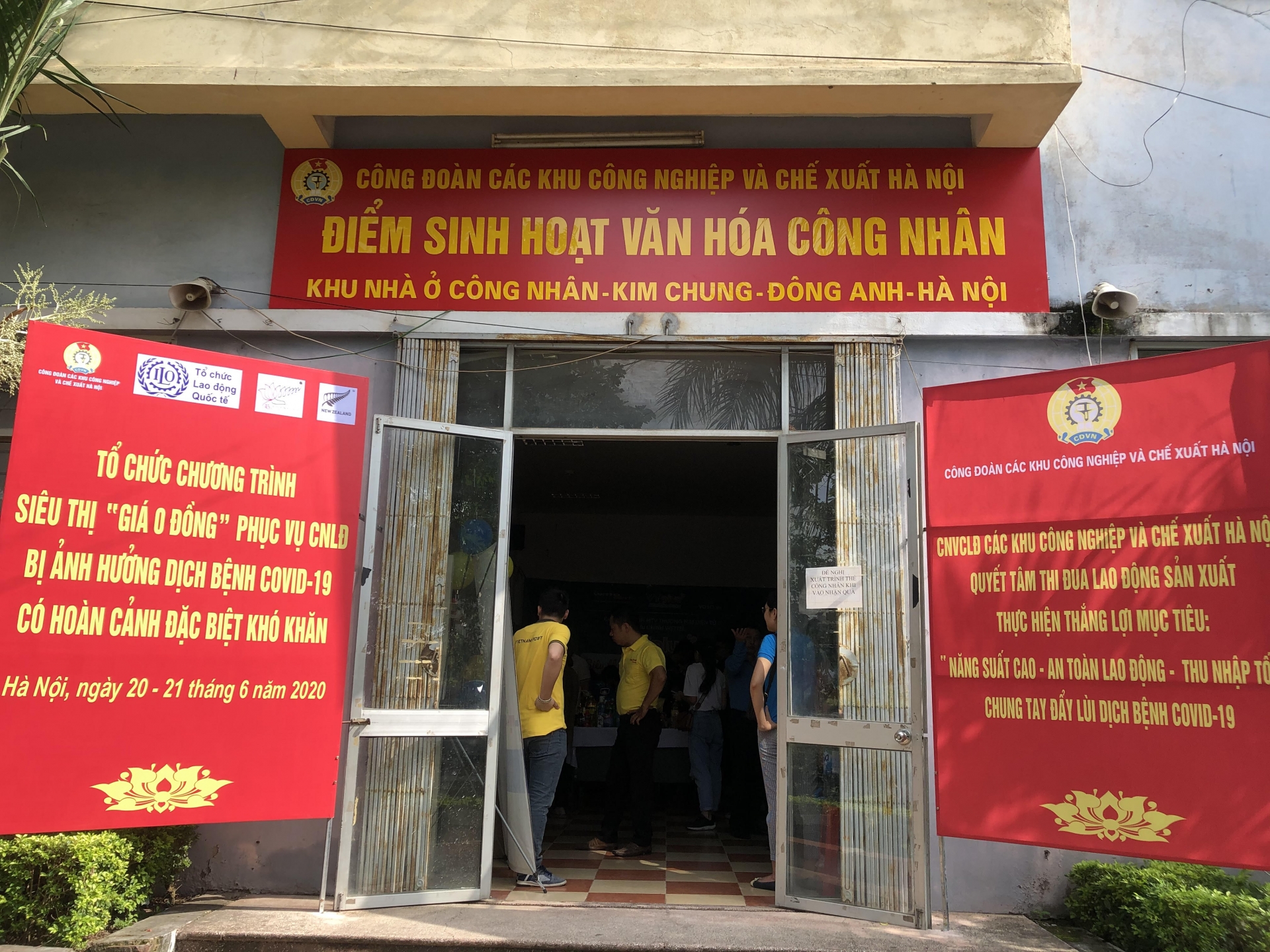 Công nhân lao động phấn khởi mua sắm tại Siêu thị 0 đồng cong nhan lao dong phan khoi mua sam tai sieu thi 0 dong