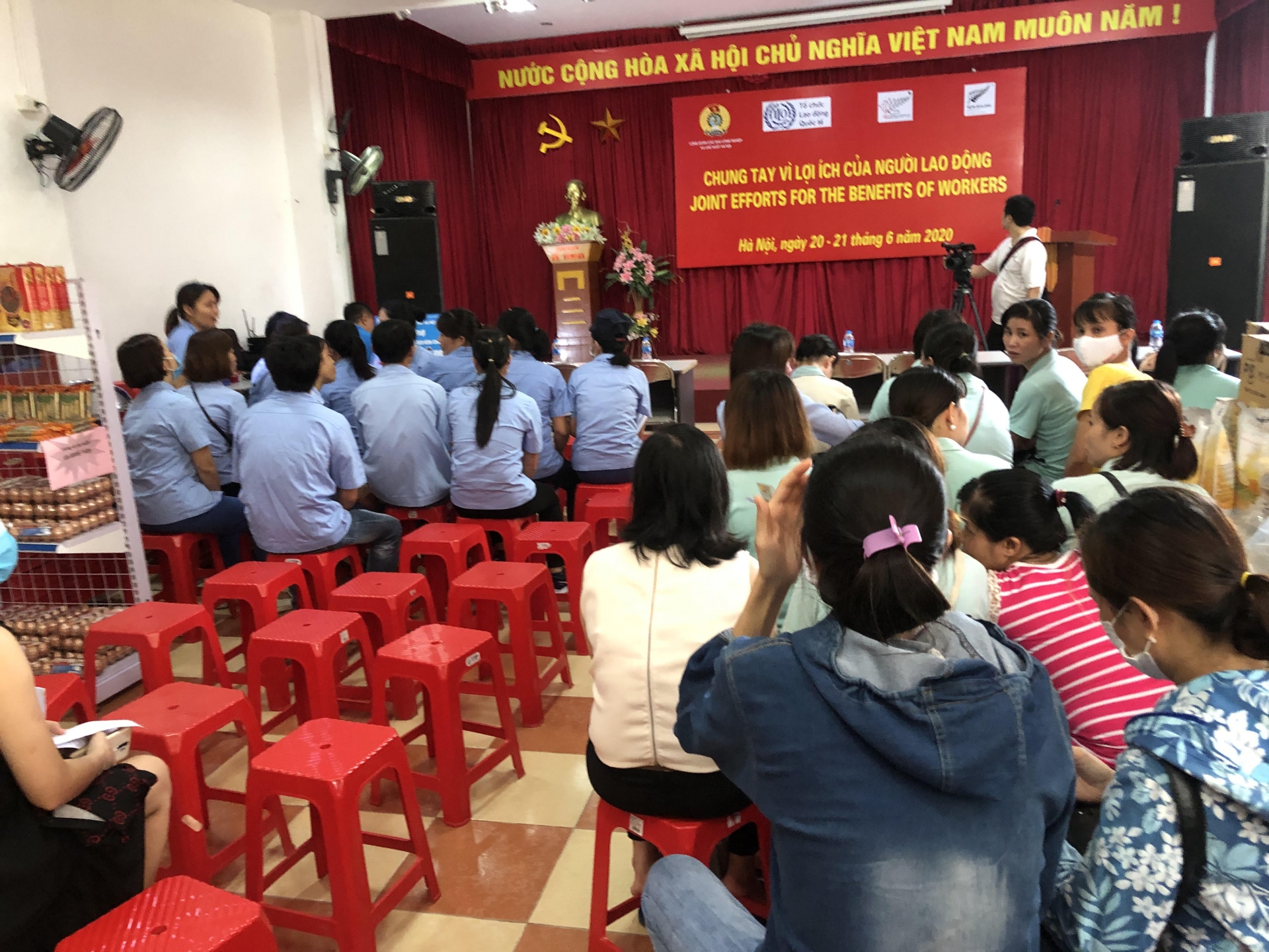 Công nhân lao động phấn khởi mua sắm tại Siêu thị 0 đồng cong nhan lao dong phan khoi mua sam tai sieu thi 0 dong