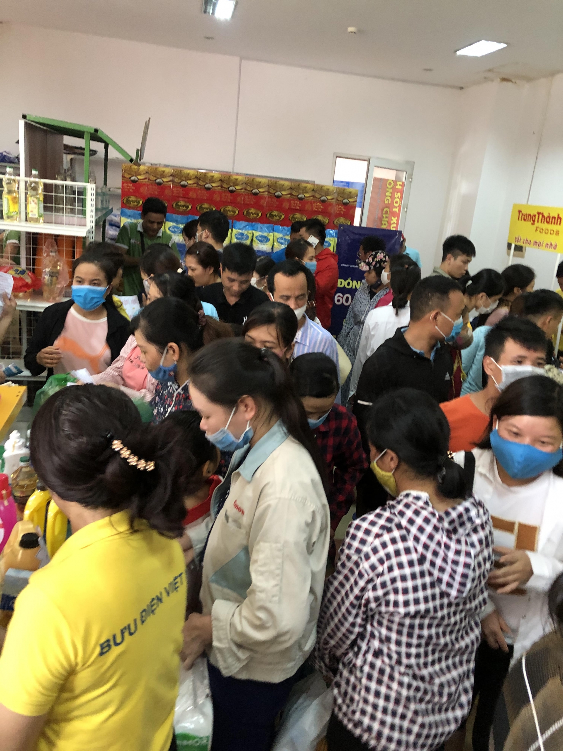 Công nhân lao động phấn khởi mua sắm tại Siêu thị 0 đồng cong nhan lao dong phan khoi mua sam tai sieu thi 0 dong