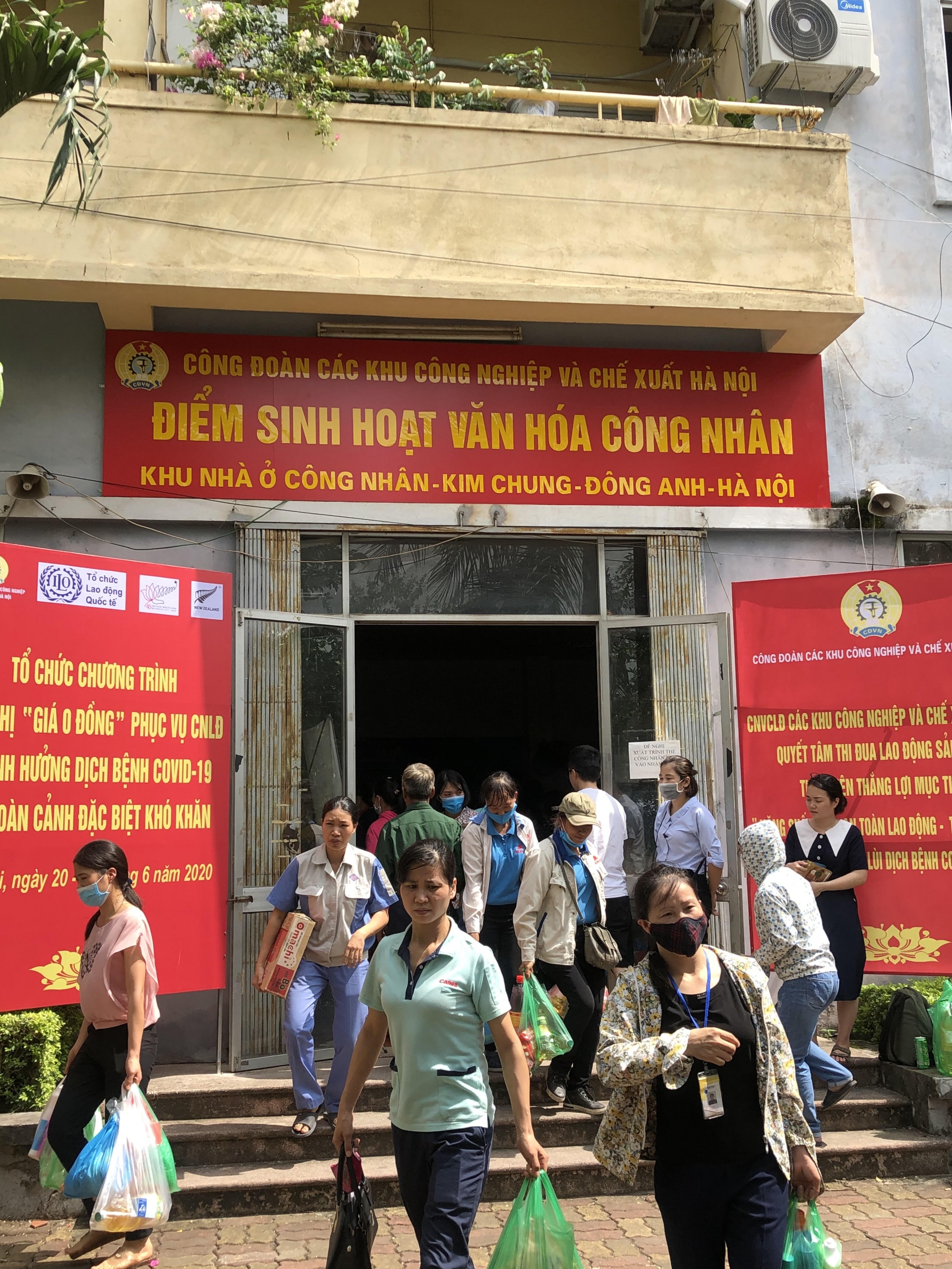 Công nhân lao động phấn khởi mua sắm tại Siêu thị 0 đồng cong nhan lao dong phan khoi mua sam tai sieu thi 0 dong