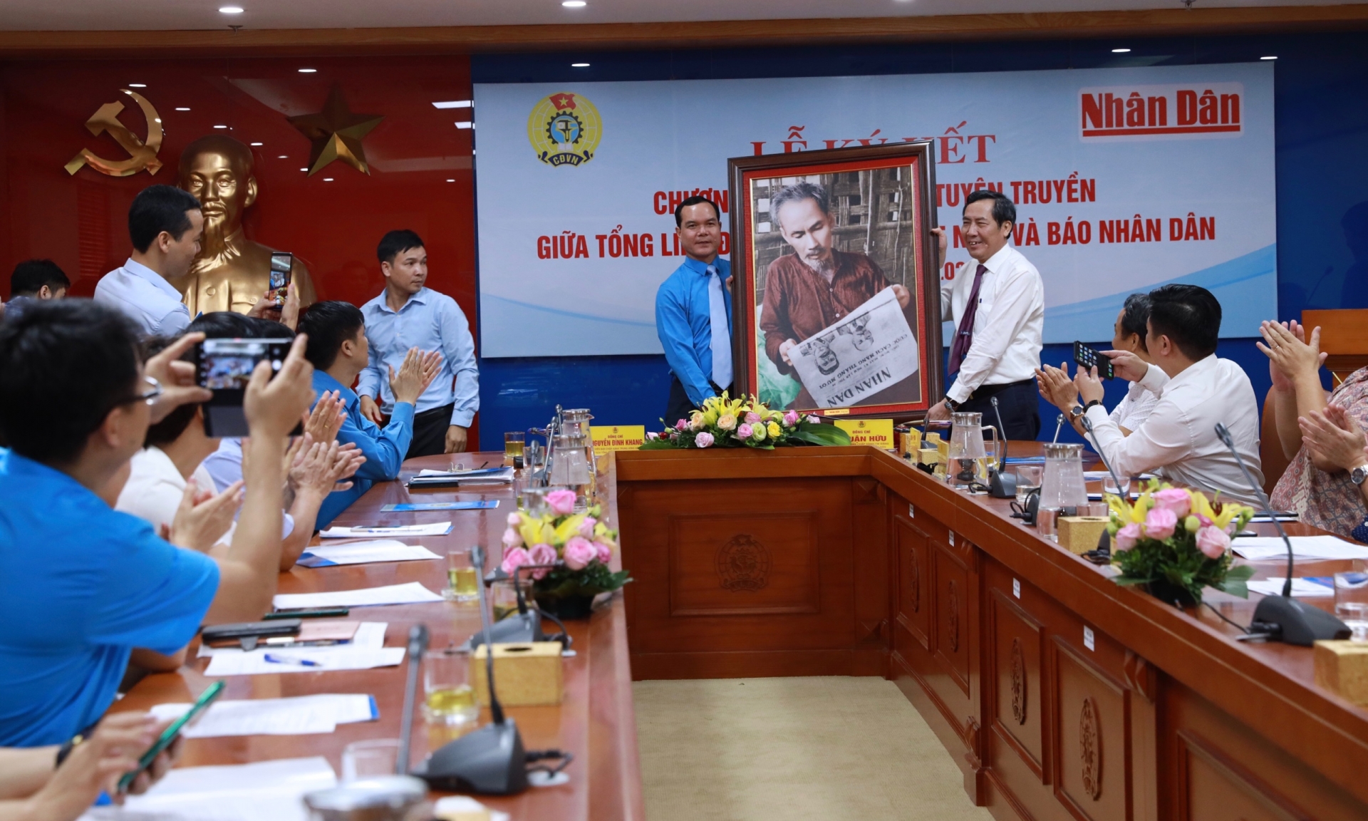 Phối hợp tuyên truyền giữa Tổng LĐLĐ Việt Nam và Báo Nhân Dân giai đoạn 2020 - 2025 phoi hop tuyen truyen giua tong ldld viet nam va bao nhan dan giai doan 2020 2025