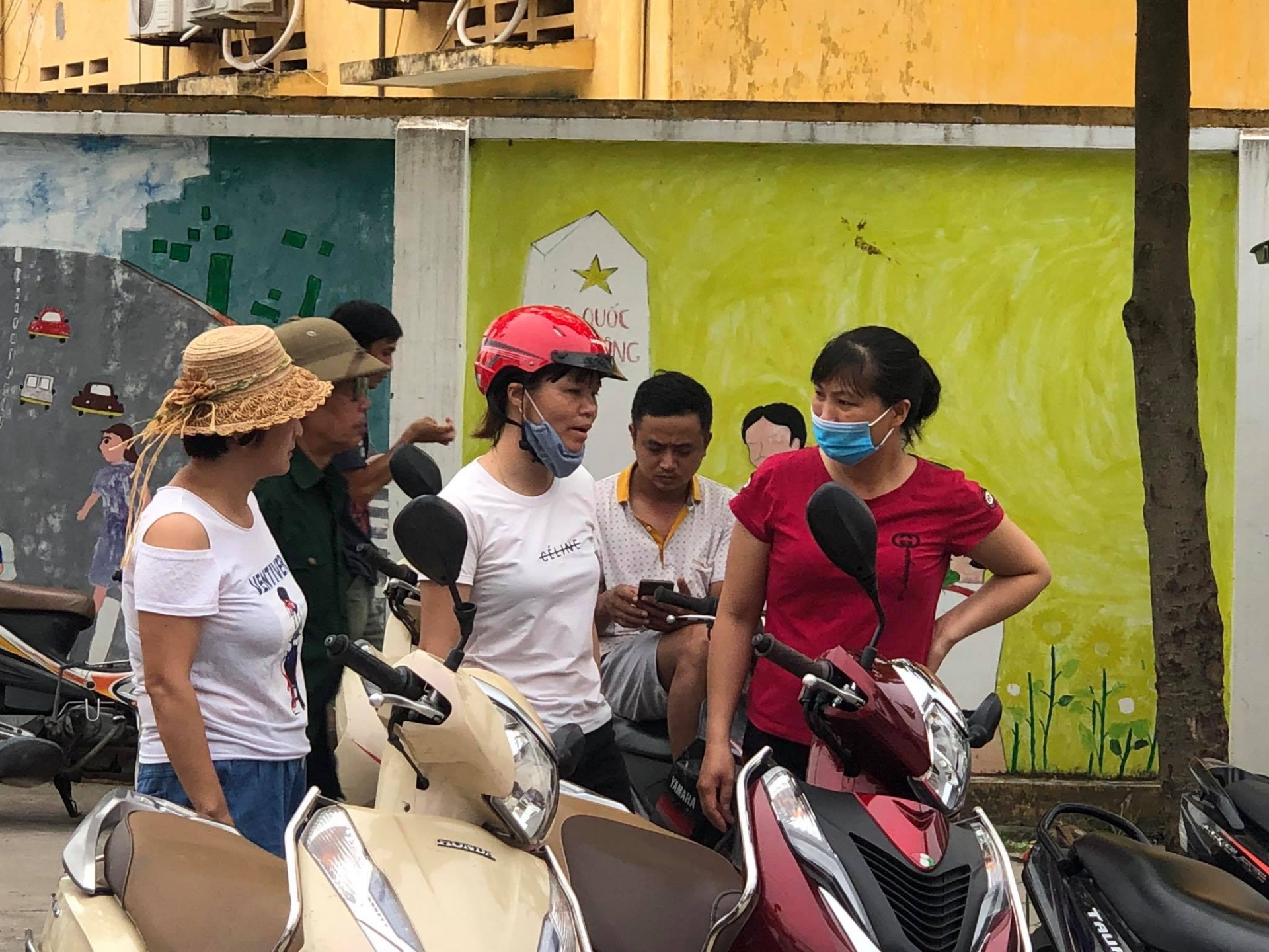 Công nhân lao động cắt giảm chi tiêu tối đa để “mua chữ” cho con