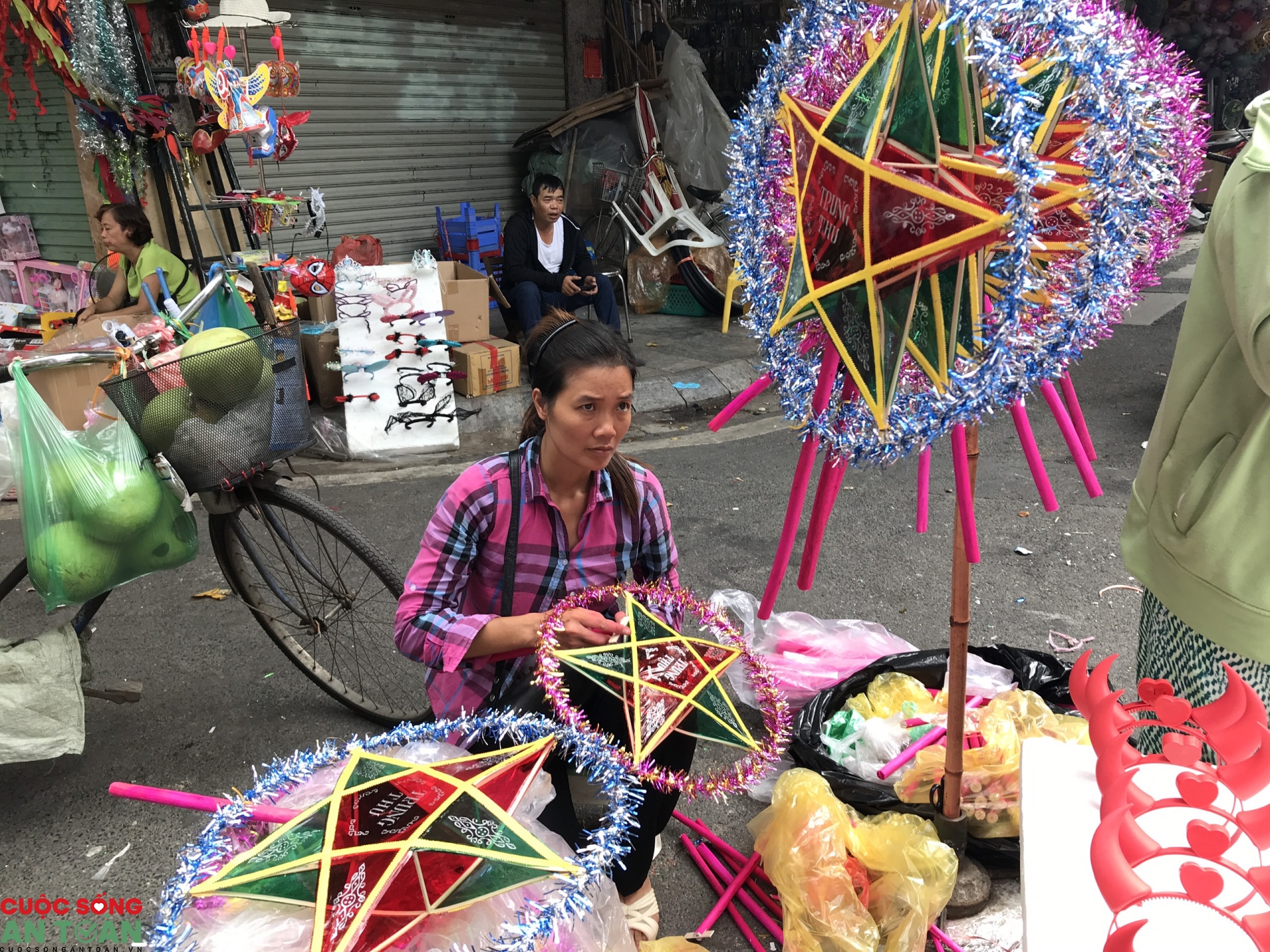 Công nhân lao động “tần ngần” chọn quà trung thu cho con