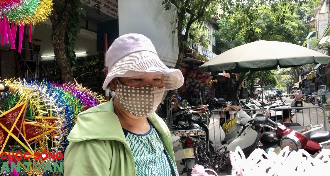 Công nhân lao động “tần ngần” chọn quà trung thu cho con