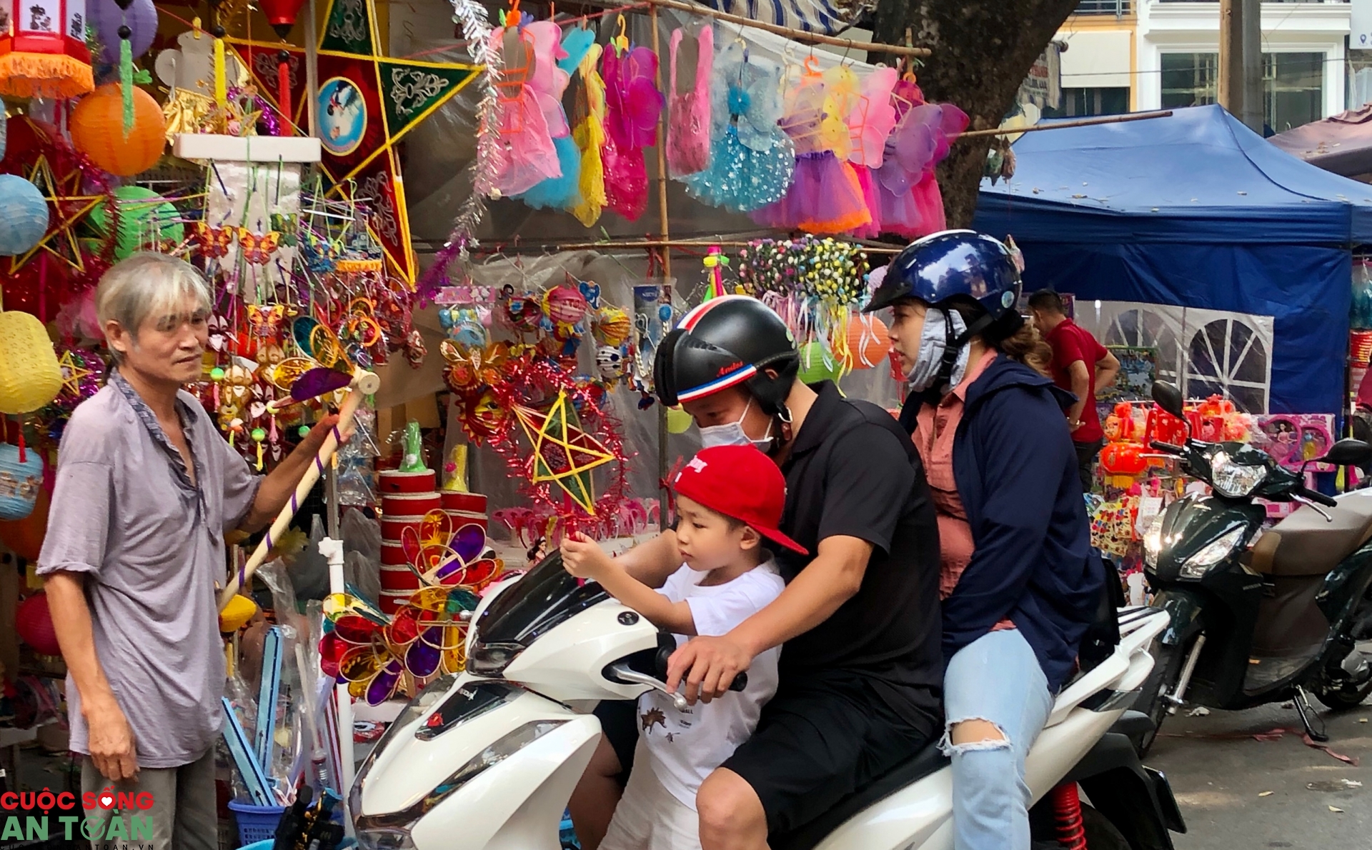 Công nhân lao động “tần ngần” chọn quà trung thu cho con