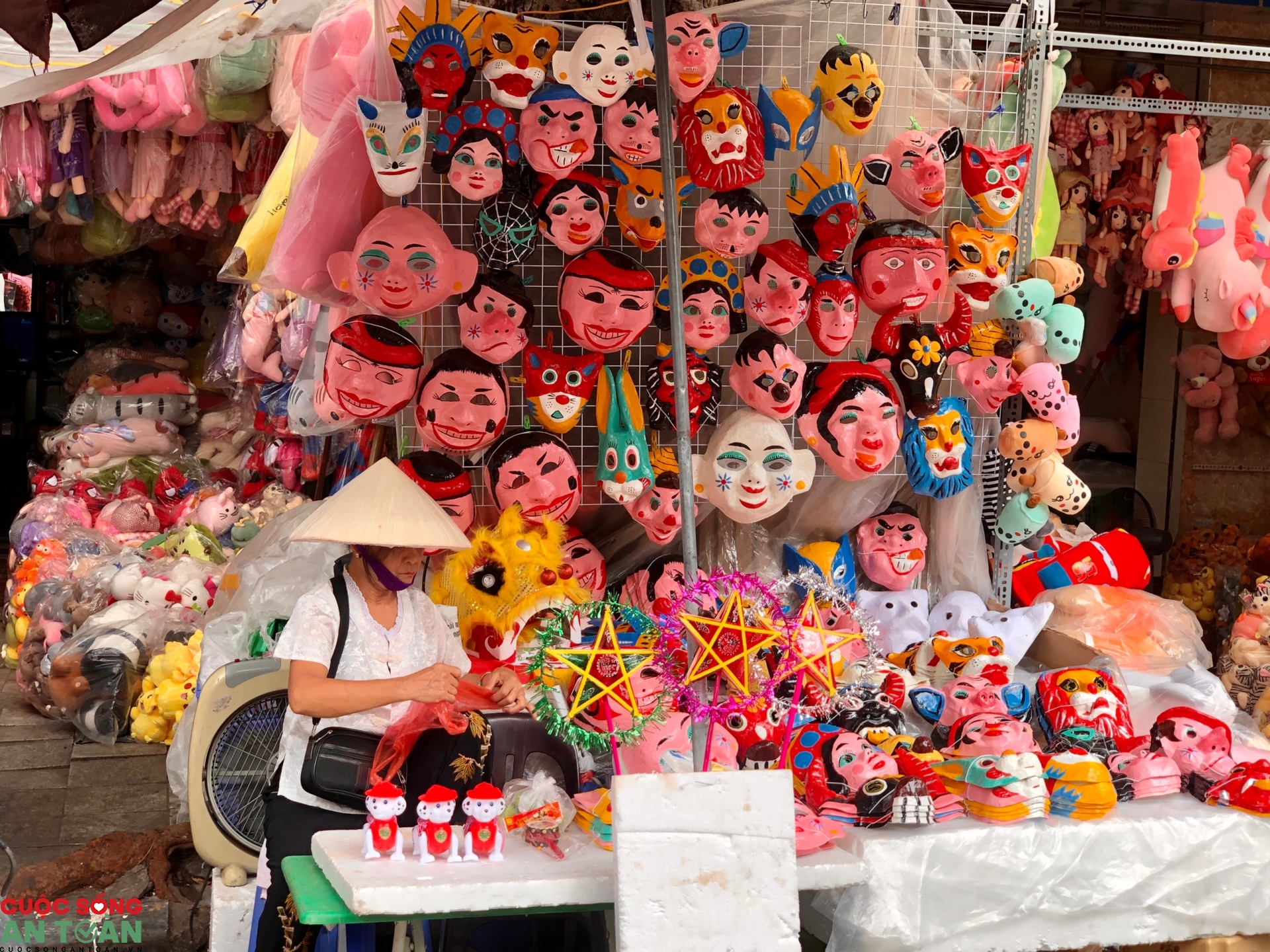 Công nhân lao động “tần ngần” chọn quà trung thu cho con