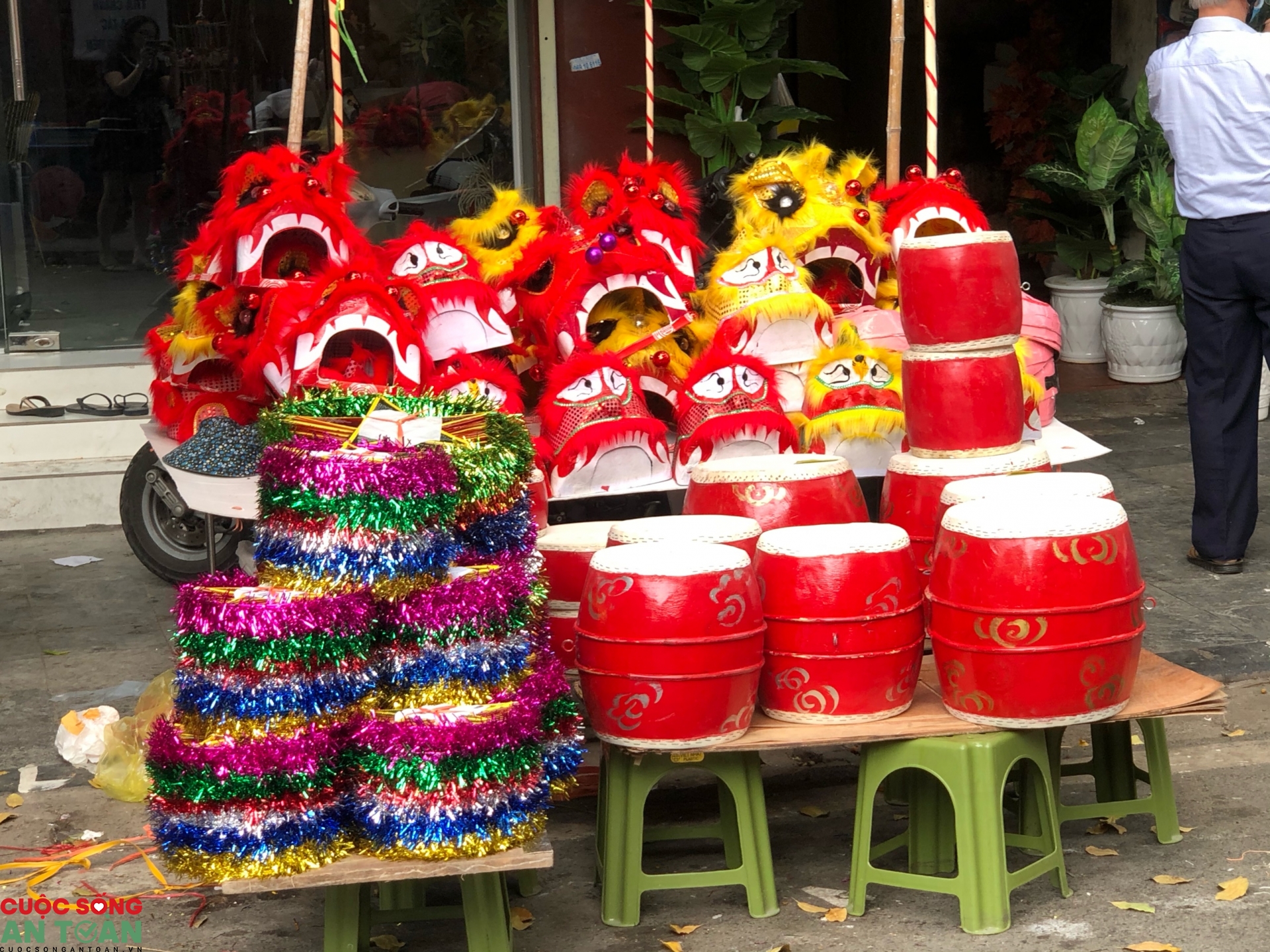 Công nhân lao động “tần ngần” chọn quà trung thu cho con