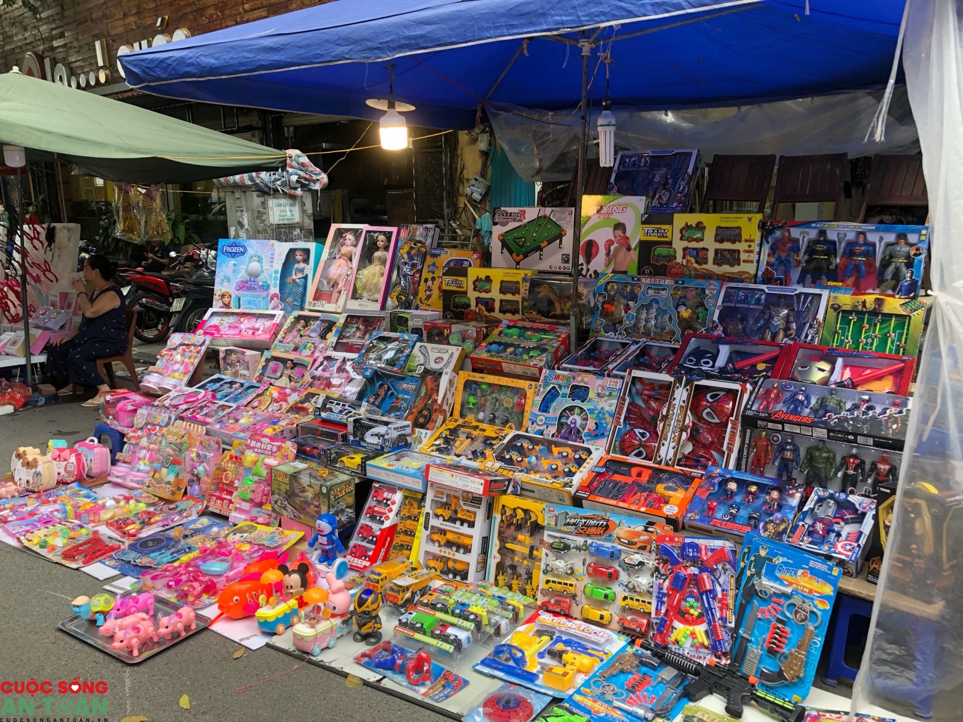 Công nhân lao động “tần ngần” chọn quà trung thu cho con