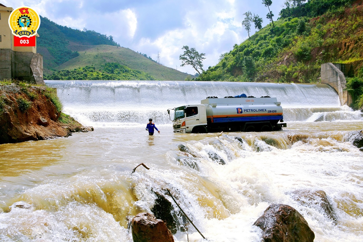 Mỗi bức ảnh là hơi thở của người lao động