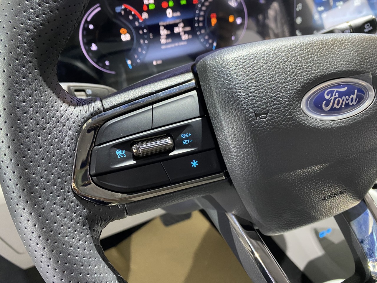 Ford Territory ra mắt: 3 phiên bản, giá bán 822-935 triệu đồng Ford Territory ra mắt: 3 phiên bản, giá bán 822 935 triệu đồng