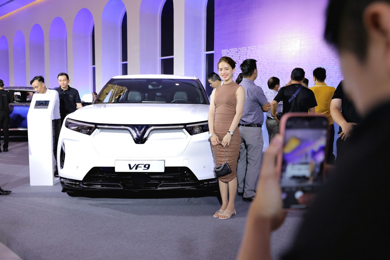Cộng đồng VinFast TP.HCM phấn khích trong lần đầu chiêm ngưỡng VF 9