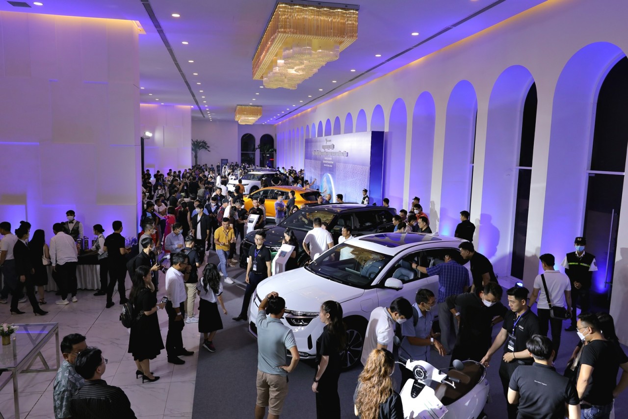 Cộng đồng VinFast TP.HCM phấn khích trong lần đầu chiêm ngưỡng VF 9