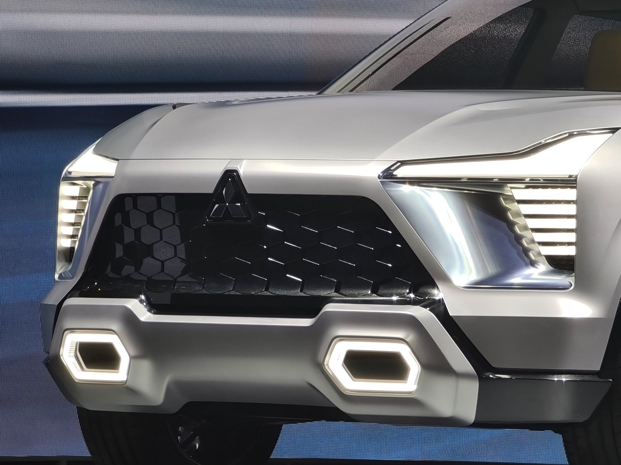 Mitsubishi lần đầu ra mắt xe concept tại Việt Nam “Mitsubishi XFC Concept”