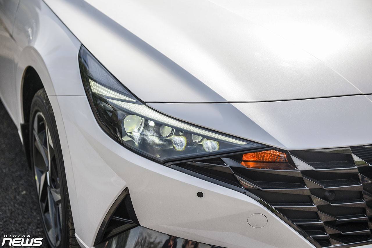 Cận cảnh Hyundai Elantra 2.0L Cao cấp giá 729 triệu đồng Cận cảnh Hyundai Elantra 2.0L Cao cấp giá 729 triệu đồng