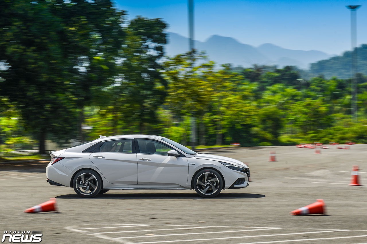 Cận cảnh Hyundai Elantra 2.0L Cao cấp giá 729 triệu đồng Cận cảnh Hyundai Elantra 2.0L Cao cấp giá 729 triệu đồng