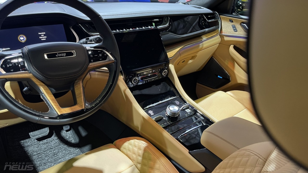 VMS 2022: Cận cảnh Jeep Grand Cherokee L 2022 có giá 6,18 tỷ đồng