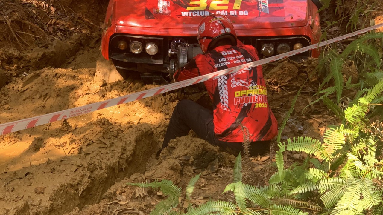 PVOIL VOC 2022: Lật xe tại đường suối cạn, đội đua đầu tiên ở hạng Nâng cao dính DNF