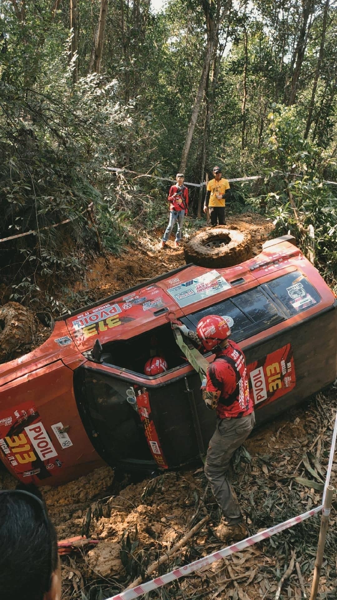 PVOIL VOC 2022: Lật xe tại đường suối cạn, đội đua đầu tiên ở hạng Nâng cao dính DNF