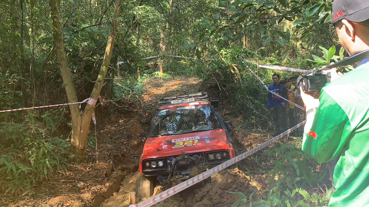 PVOIL VOC 2022: Lật xe tại đường suối cạn, đội đua đầu tiên ở hạng Nâng cao dính DNF
