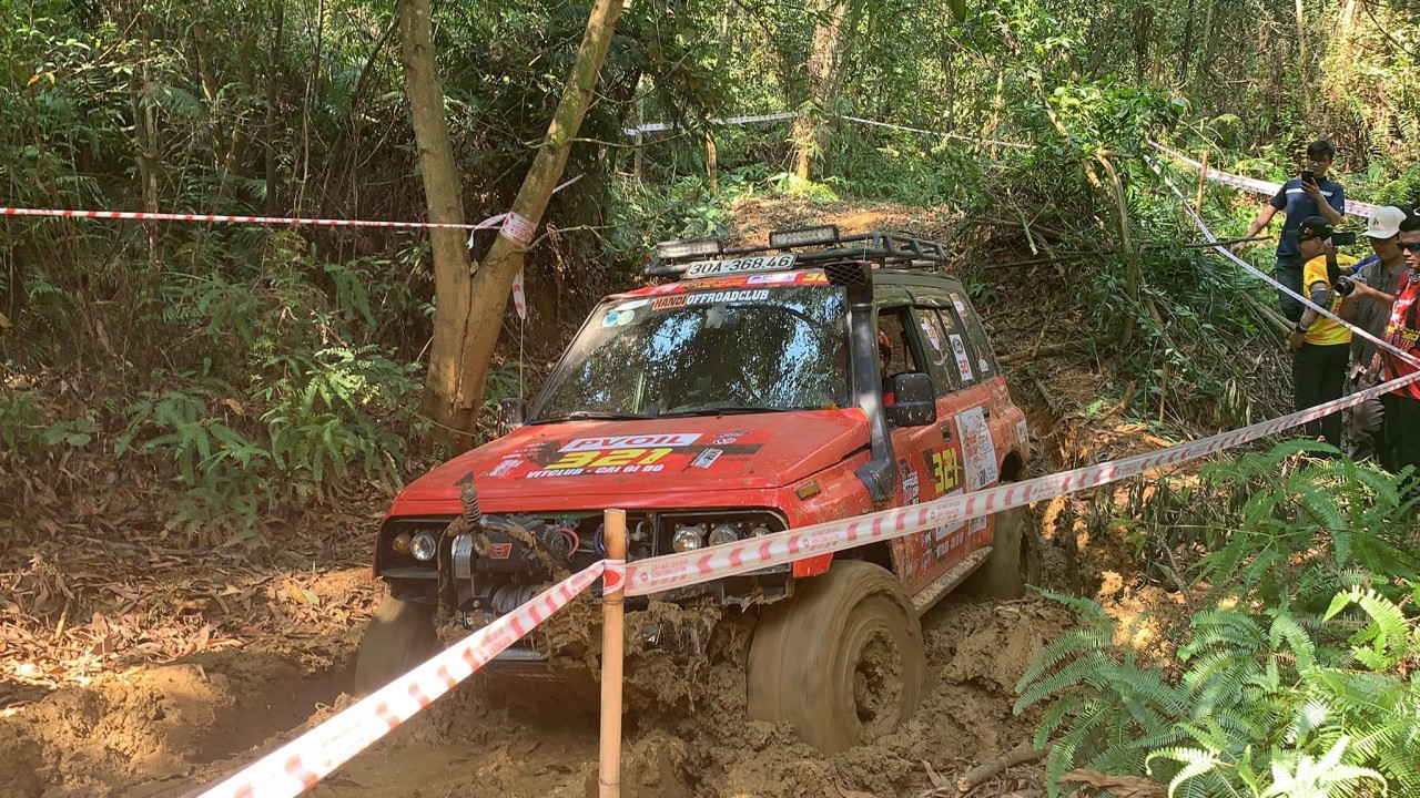 PVOIL VOC 2022: Lật xe tại đường suối cạn, đội đua đầu tiên ở hạng Nâng cao dính DNF