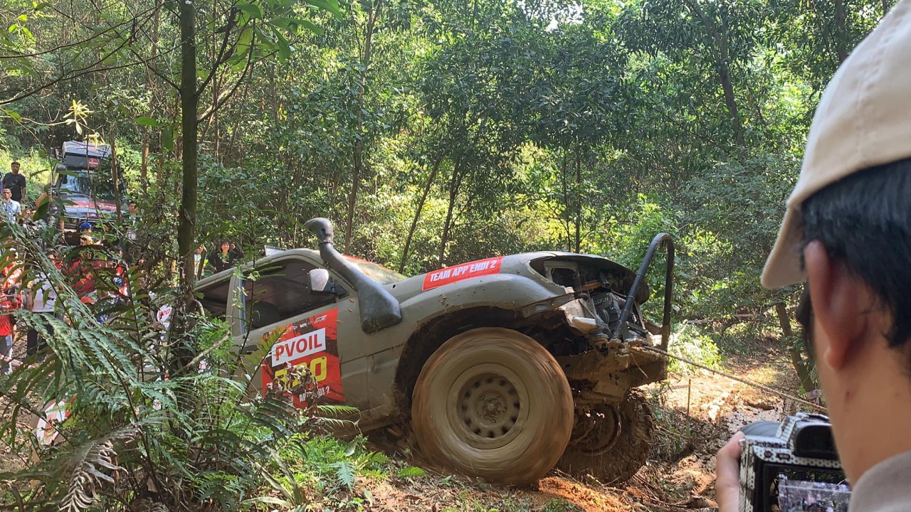 PVOIL VOC 2022: Lật xe tại đường suối cạn, đội đua đầu tiên ở hạng Nâng cao dính DNF