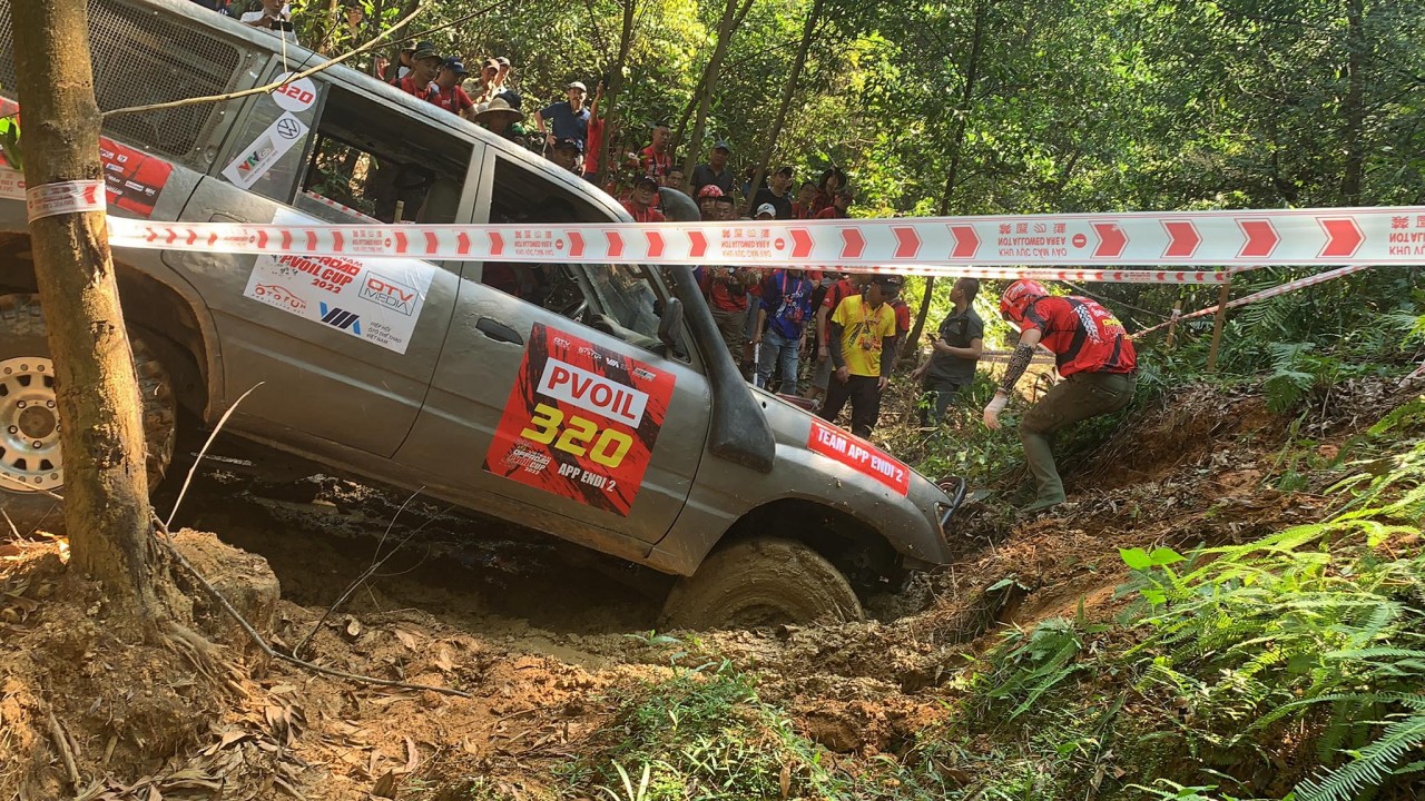 PVOIL VOC 2022: Lật xe tại đường suối cạn, đội đua đầu tiên ở hạng Nâng cao dính DNF