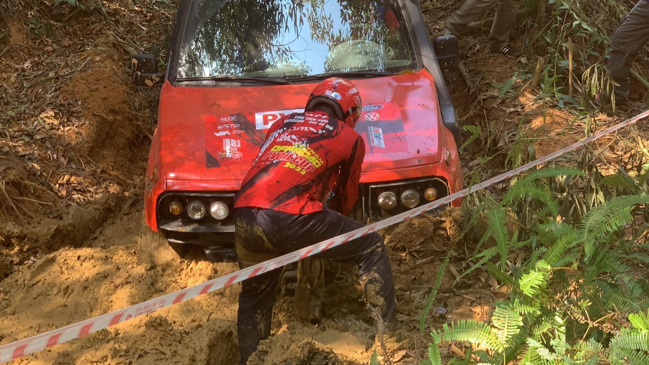 PVOIL VOC 2022: Lật xe tại đường suối cạn, đội đua đầu tiên ở hạng Nâng cao dính DNF