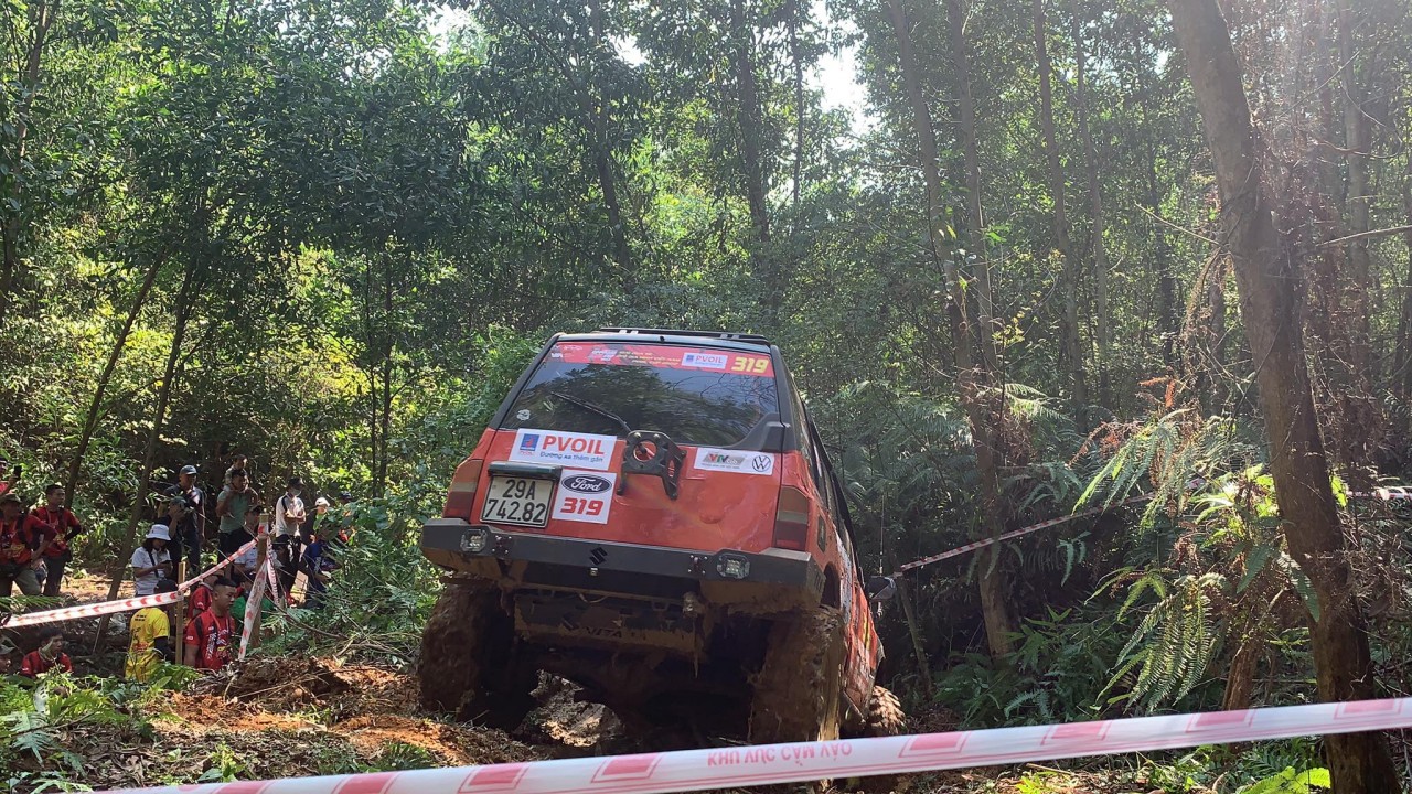 PVOIL VOC 2022: Lật xe tại đường suối cạn, đội đua đầu tiên ở hạng Nâng cao dính DNF