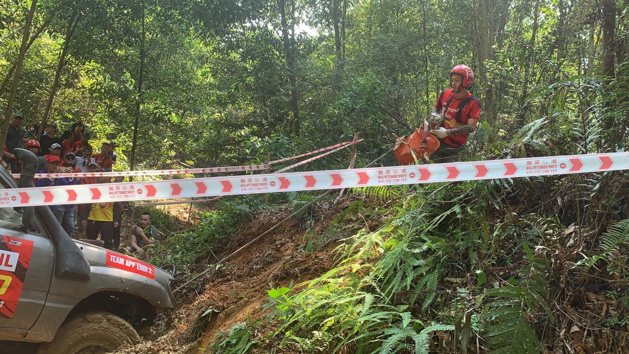 PVOIL VOC 2022: Lật xe tại đường suối cạn, đội đua đầu tiên ở hạng Nâng cao dính DNF