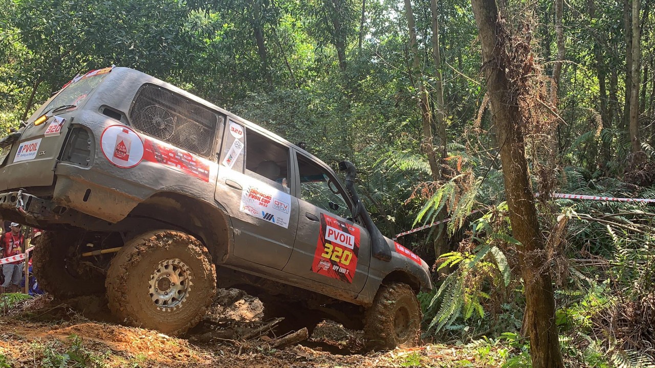 PVOIL VOC 2022: Lật xe tại đường suối cạn, đội đua đầu tiên ở hạng Nâng cao dính DNF