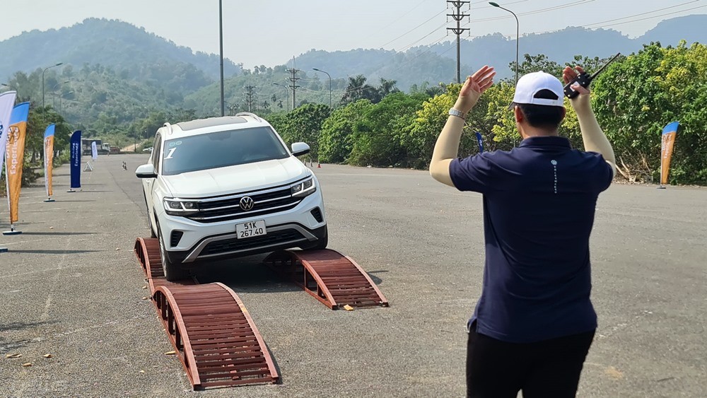 Gian hàng Volkswagen tại PVOIL VOC 2022 hút khách với bài lái thử Gymkhana Gian hàng Volkswagen tại PVOIL VOC 2022 hút khách với bài lái thử Gymkhana