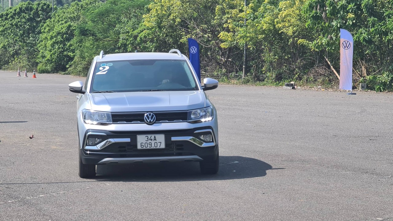 Gian hàng Volkswagen tại PVOIL VOC 2022 hút khách với bài lái thử Gymkhana Gian hàng Volkswagen tại PVOIL VOC 2022 hút khách với bài lái thử Gymkhana