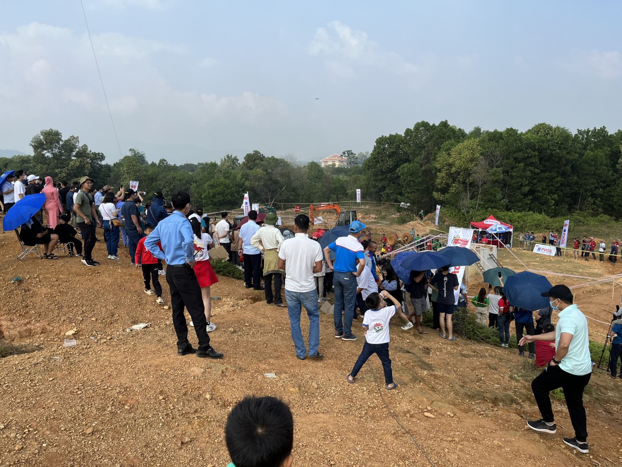 PVOIL VOC 2022: Khán giả vượt gần 2.000 km ra Đồng Mô xem đua offroad PVOIL VOC 2022: Khán giả vượt gần 2.000 km ra Đồng Mô xem đua offroad