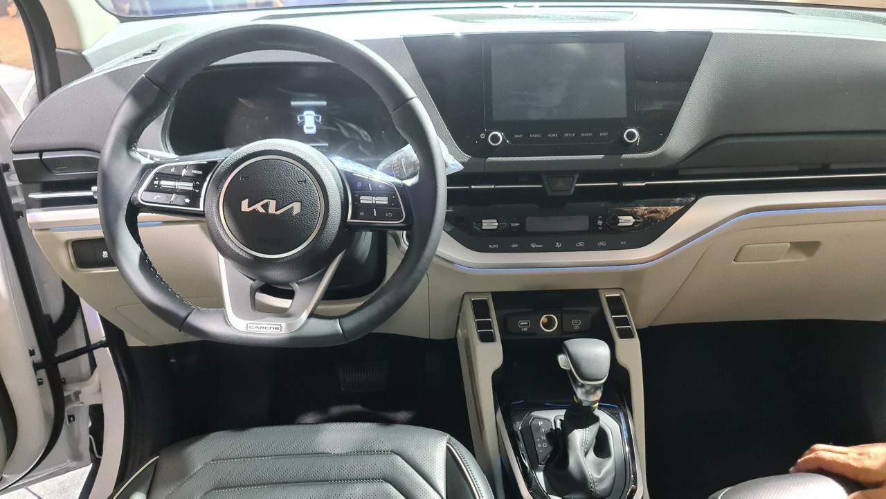 Kia Carens hoàn toàn mới ra mắt tại Việt Nam với 7 phiên bản, giá 619 triệu đồng Kia Carens hoàn toàn mới ra mắt tại Việt Nam với 7 phiên bản, giá 619 triệu đồng